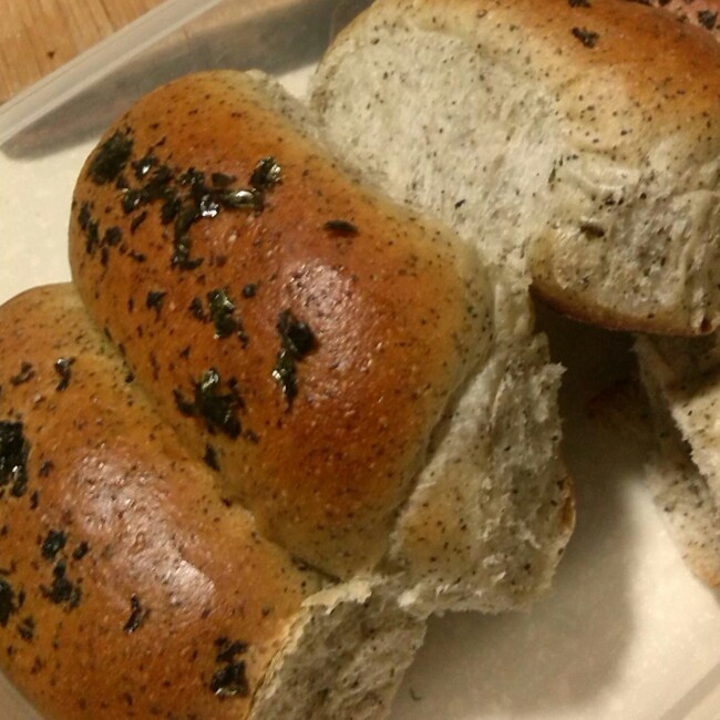 集合了冷藏中种和液种法，打造咸香松软的奶酪海苔软面包