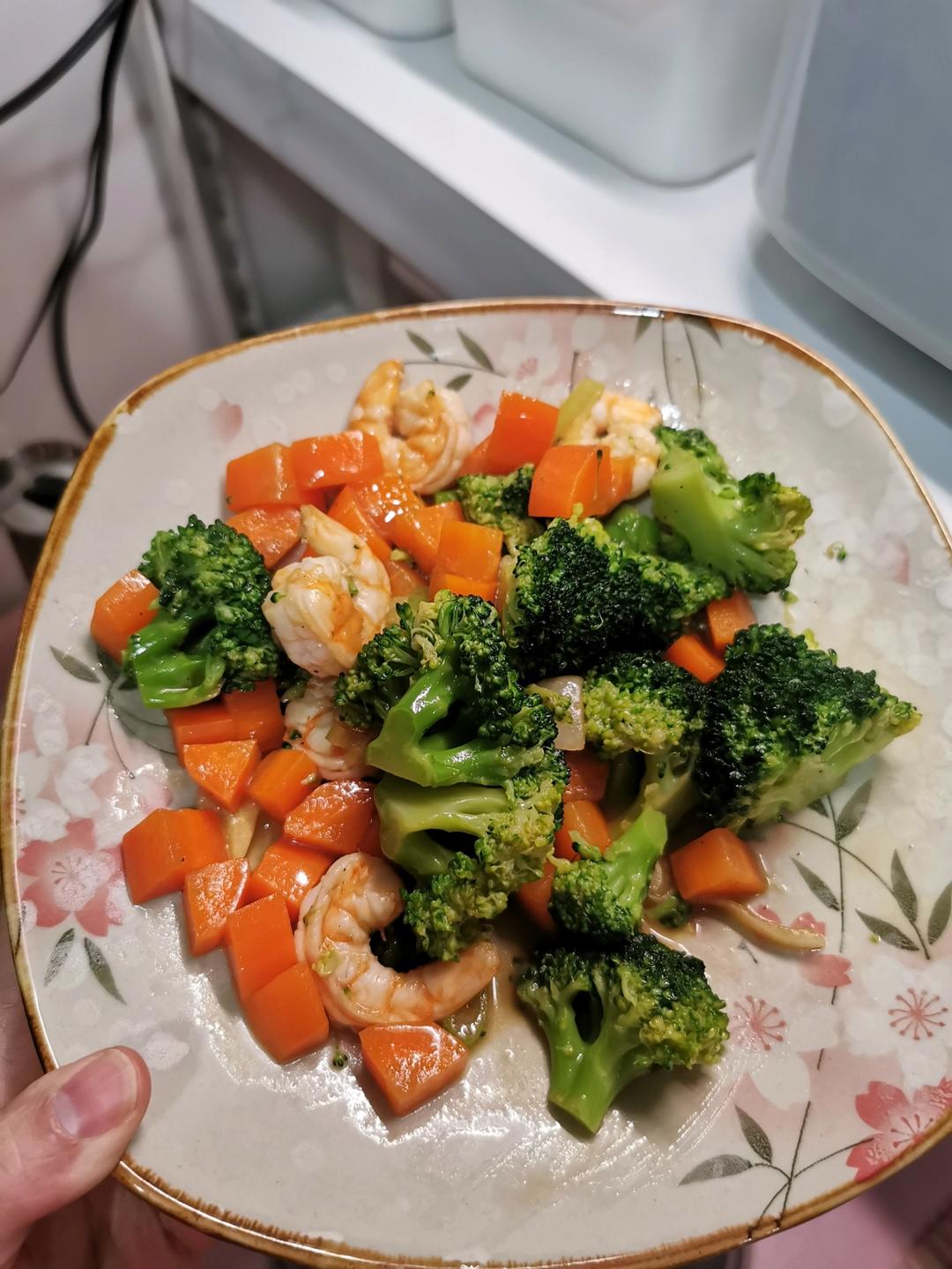青豆，胡萝卜，玉米炒虾仁。