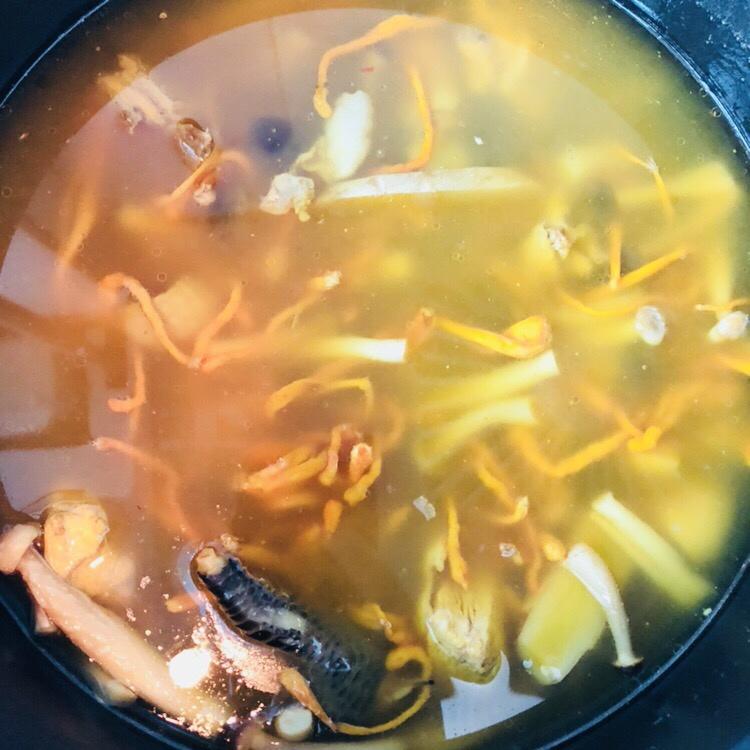 杂菌鲜鸡汤