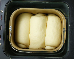 红枣炼奶吐司的做法（面包机版）的做法 步骤11