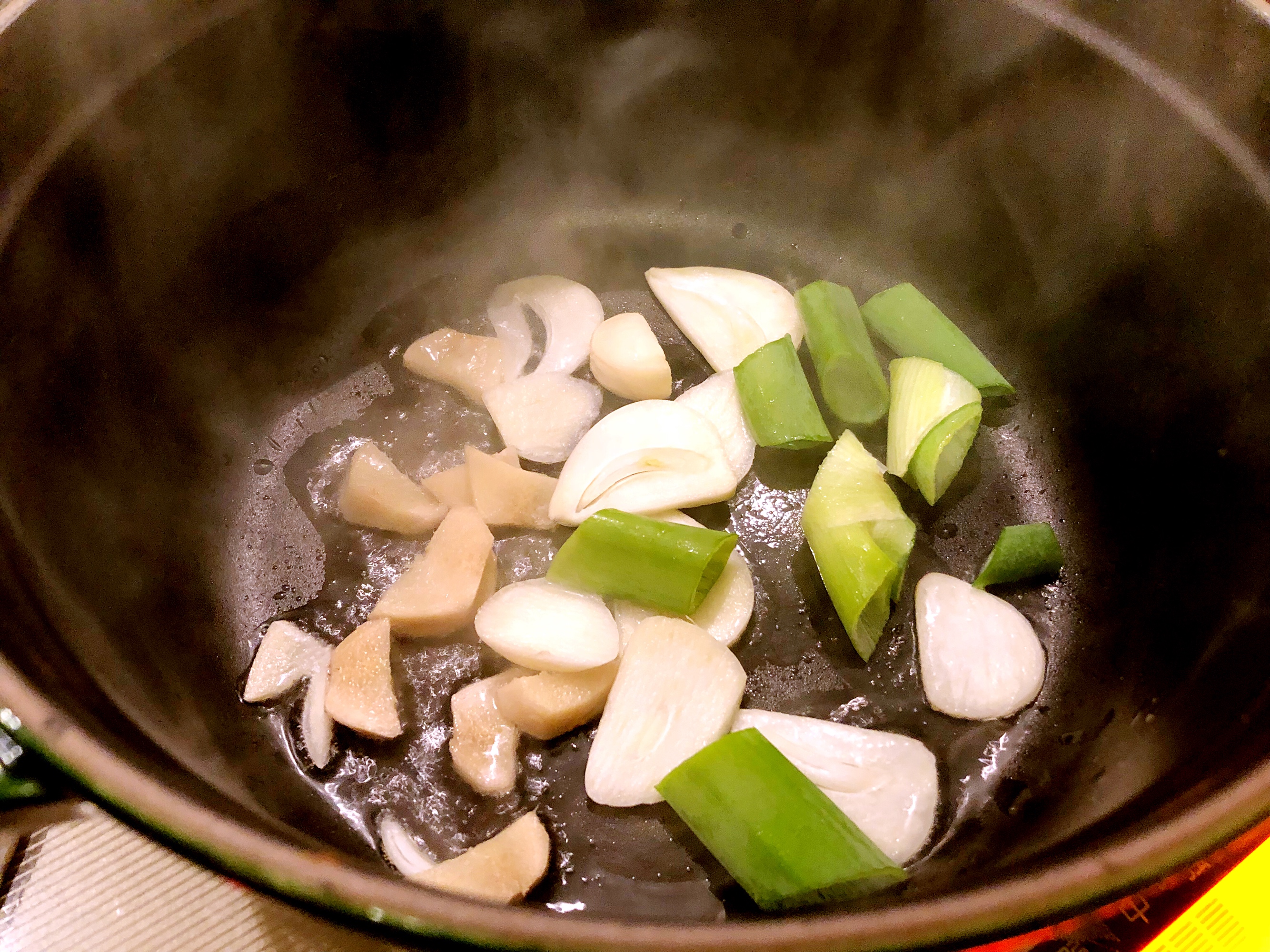 铁铸锅啫鸡煲的做法 步骤1