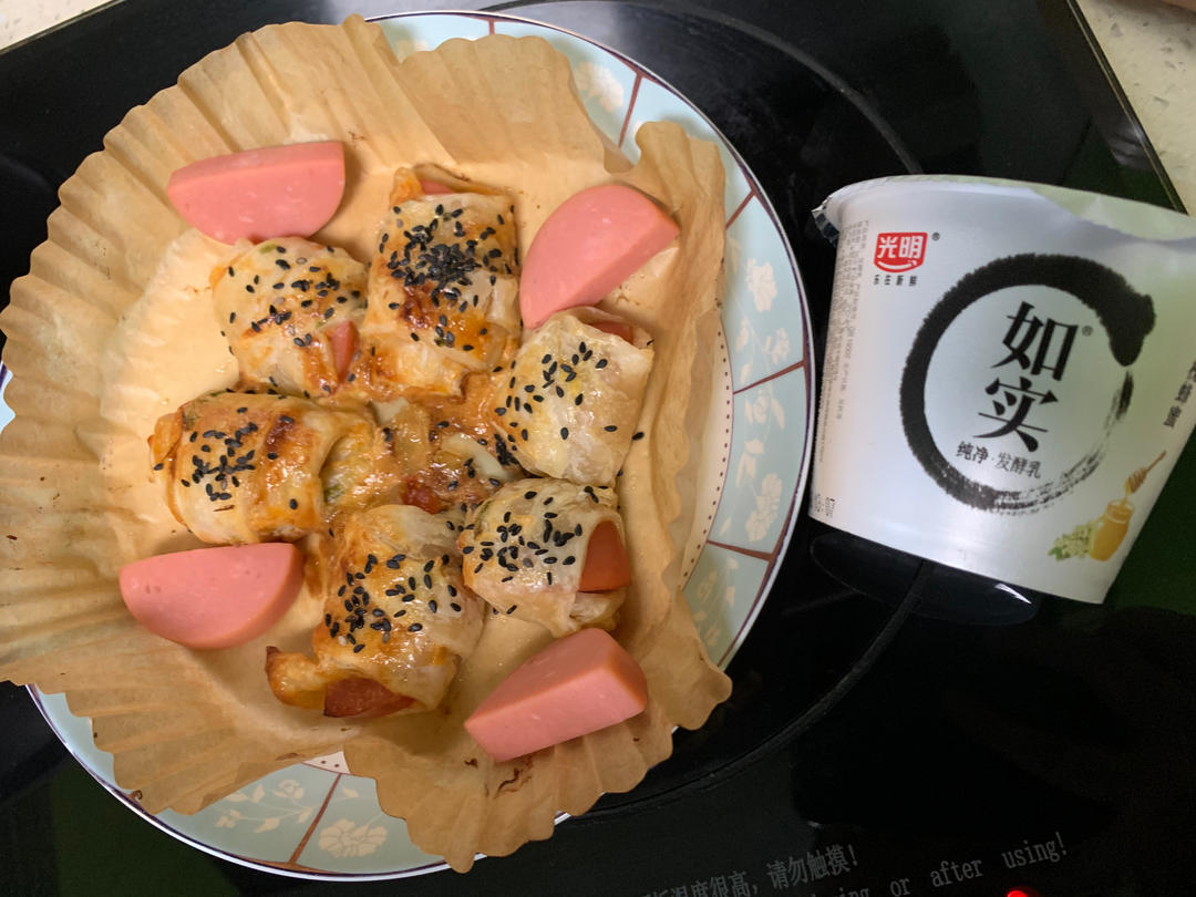 香肠酥皮卷：手抓饼皮还能这样吃，不用和面快速搞定早餐