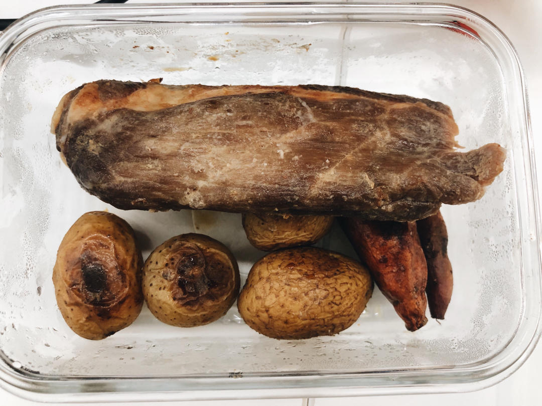 外焦里嫩的蒜香烤猪肋排