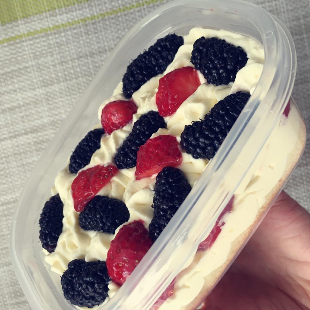 草莓盒子蛋糕Strawberry Cake Dessert