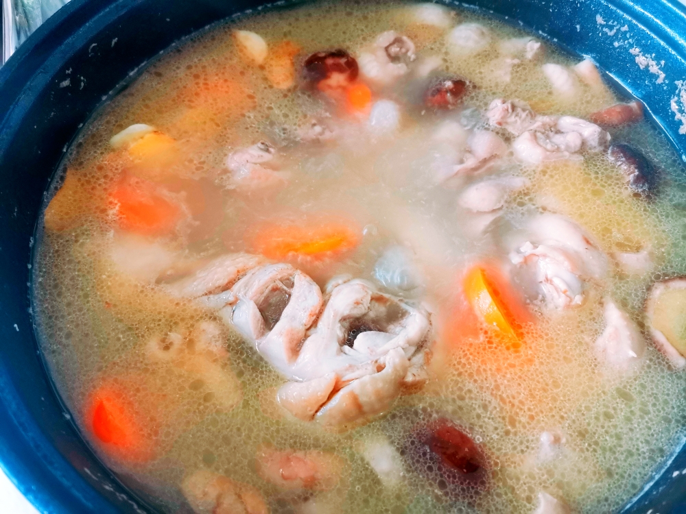 胡萝卜香菇鸡汤的做法