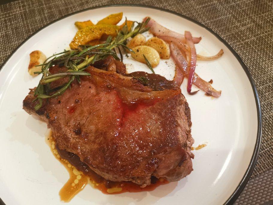 这些煎牛排的小技巧你们都会吗？