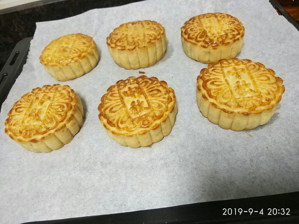 广式月饼(蛋黄白莲蓉)的做法 步骤12