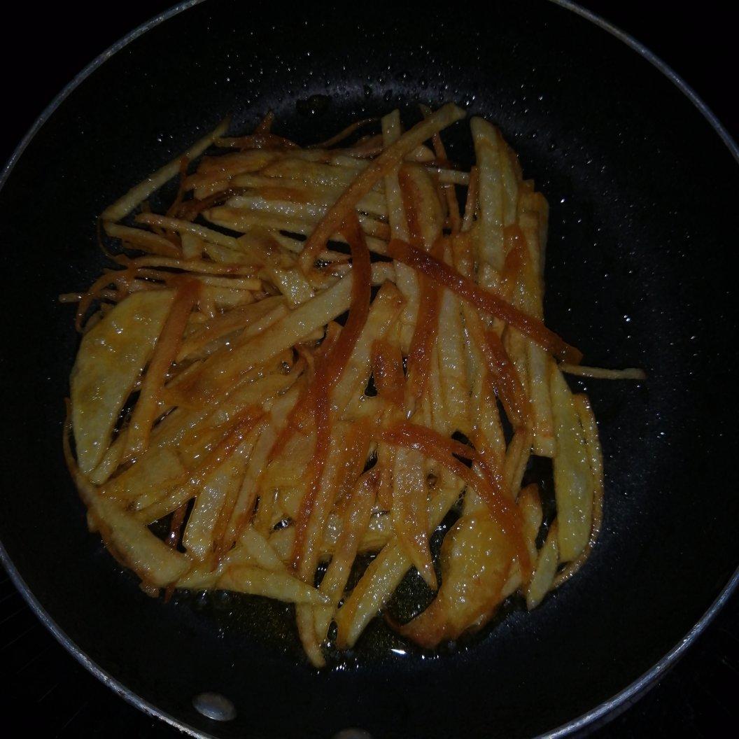 做土豆饼时别放面粉了，教你一招，色泽金黄，香酥又脆