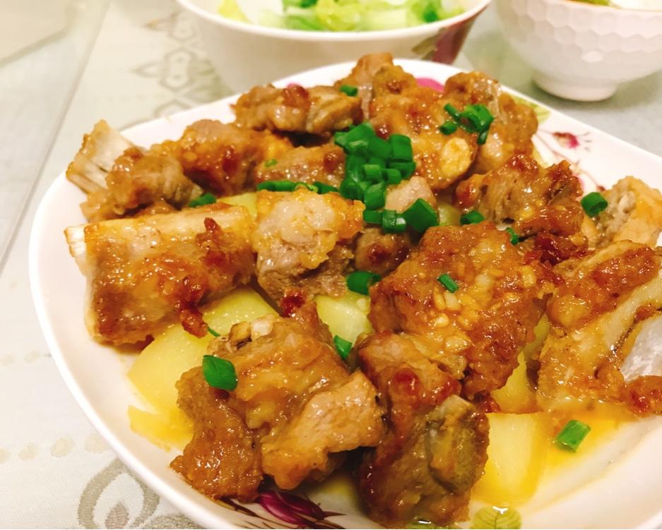 香酥排骨蒸土豆