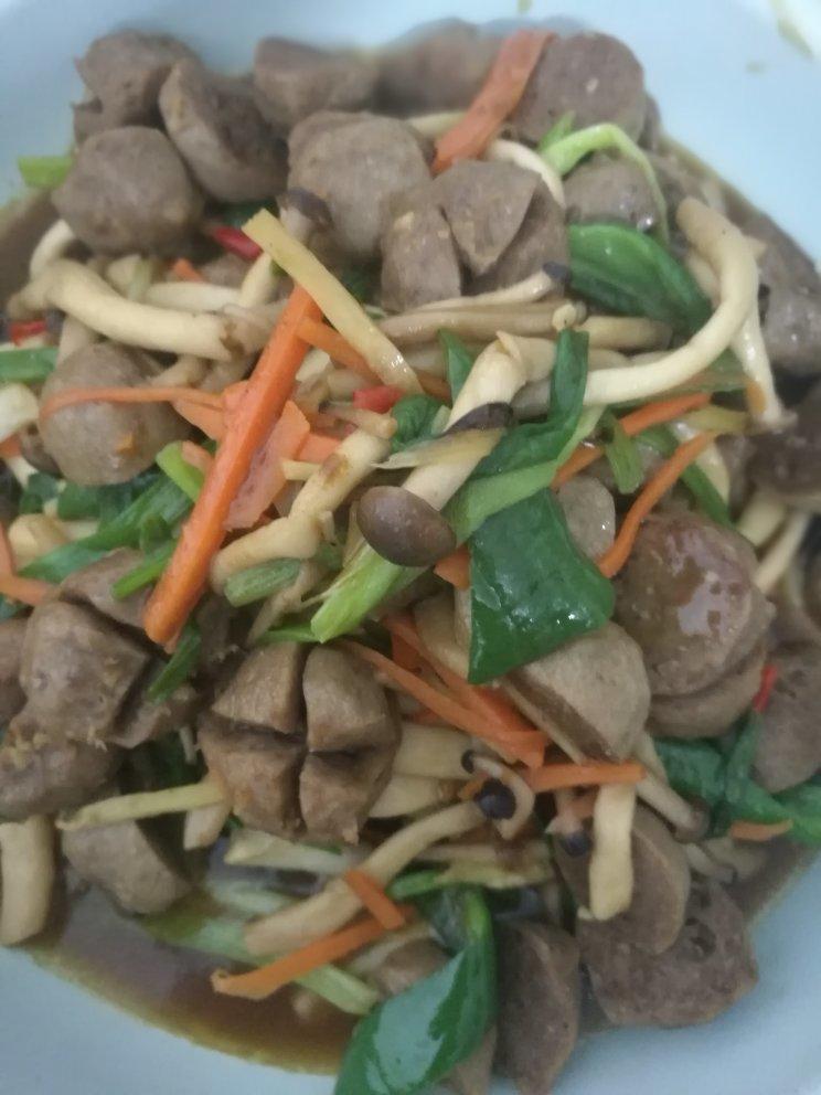 蚝油杂菇牛肉丸煲