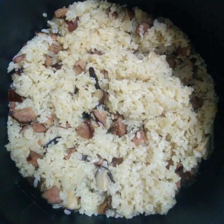 尒籹人做的电饭煲香菇腊肉饭