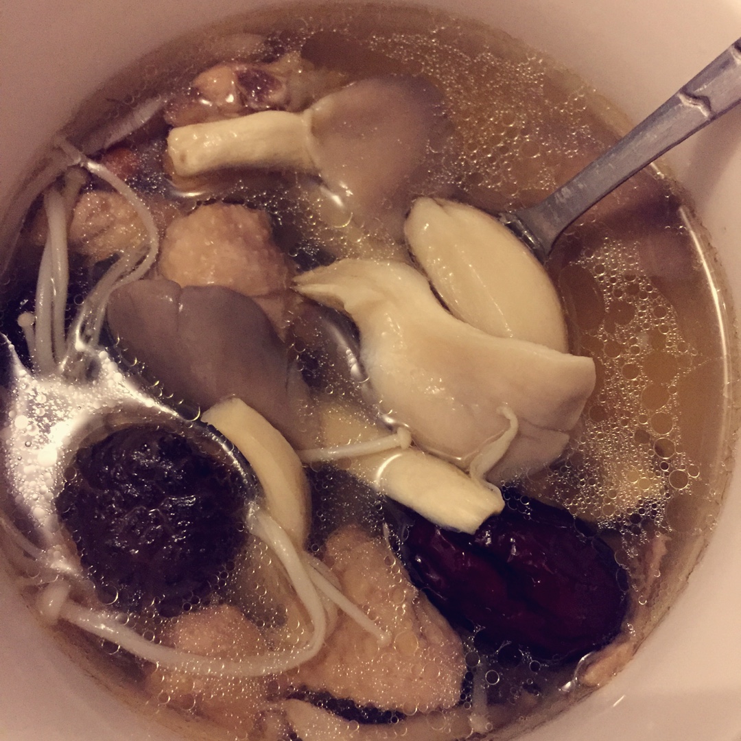 杂菌鲜鸡汤