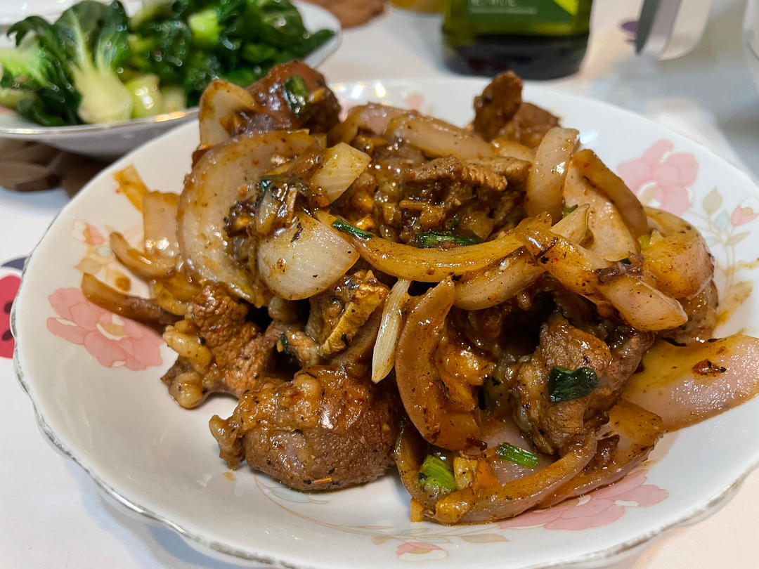 洋葱炒羊腿肉-用这个方法炒羊肉，无膻味还不柴，做出来的羊肉又鲜又嫩