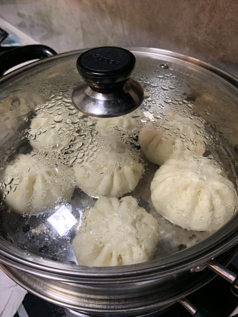 松软多汁的肉包子