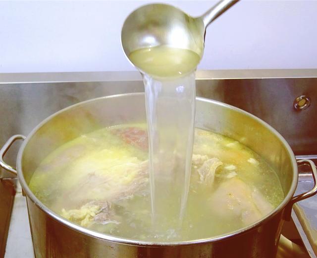 花溪牛肉粉-牛肉高汤的熬制的做法