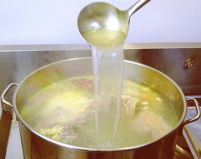 花溪牛肉粉-牛肉高汤的熬制的做法