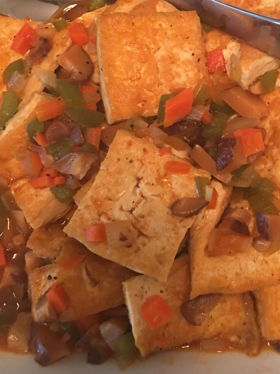 私房浇汁豆腐。口味微酸咸鲜，豆腐饱满多汁，外焦里嫩，想学的赶紧学起来！