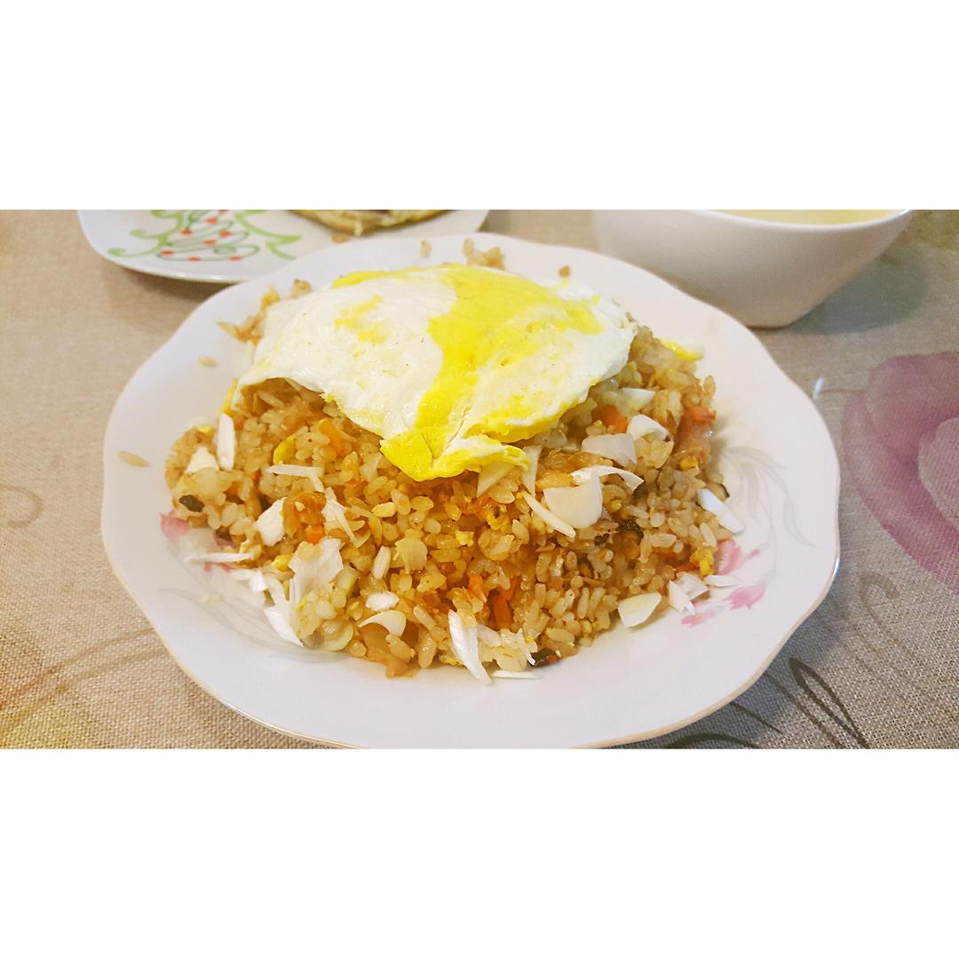 泡菜吞拿鱼（金枪鱼）炒饭—冬天就该来一碗红红火火的炒饭
