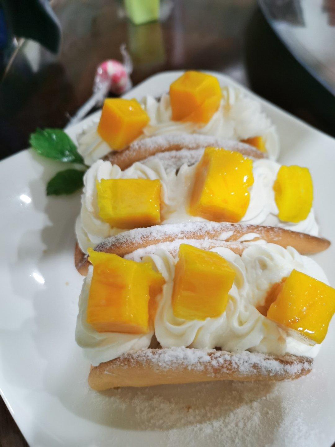 草莓抱抱卷