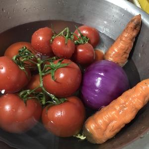 番茄牛排骨汤的做法 步骤1