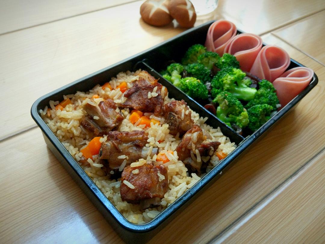 香喷喷排骨焖饭+蒜香西蓝花木耳便当，掀开盖子那一刻世界都亮了！的做法