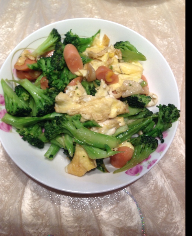 {☀快手晚餐☀}火腿肠滑蛋西兰花