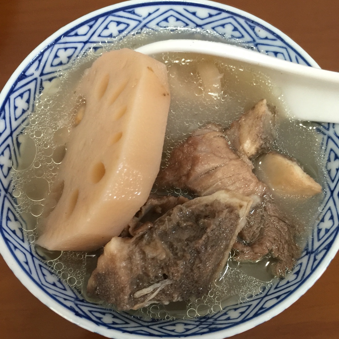 莲藕花生筒骨汤