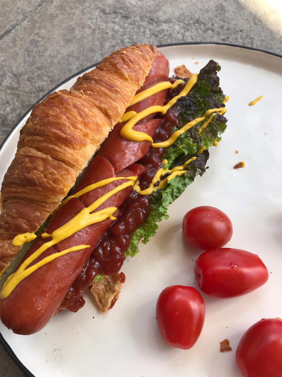 牛角包培根鸡蛋三明治