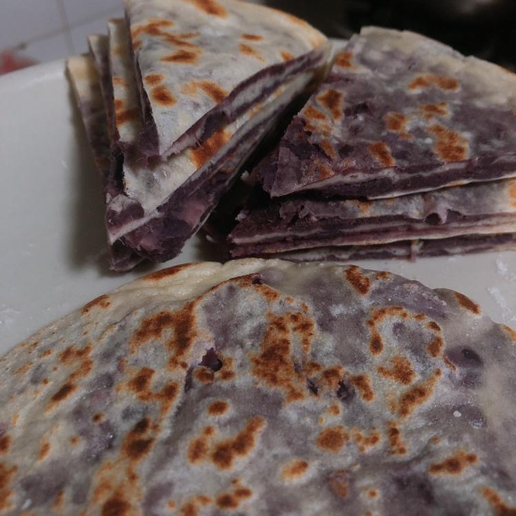 松软的紫薯薄饼