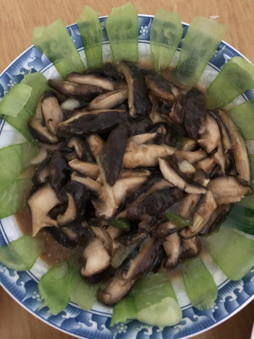 香菇炒油菜，好看又好吃