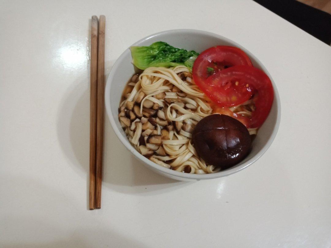 菌汤面条 看得见的香菇 尝得到的鲜美 这才是真正的菌汤