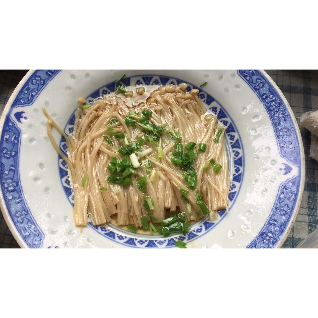 葱油金针菇——10分钟快手菜，你绝对不能错过的美味~