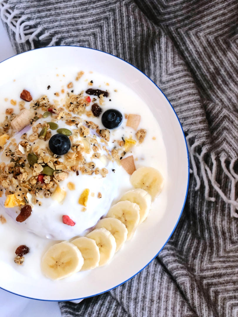 减肥减脂早餐—紫薯酸奶燕麦片＋手机拍照