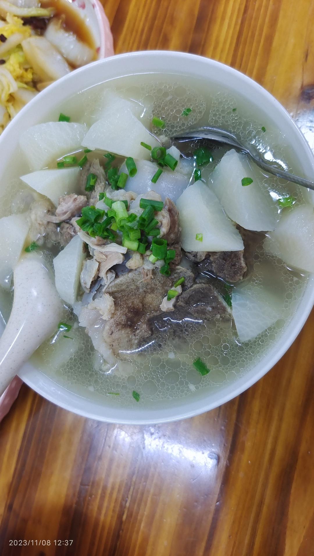 筒骨白萝卜汤~小时候妈咪的味道