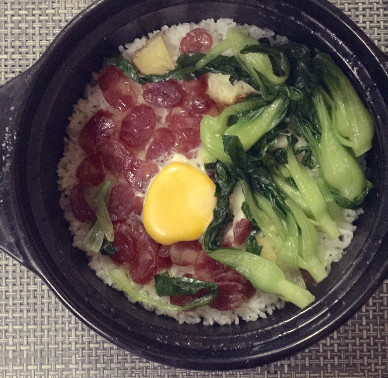 广式腊味煲仔饭