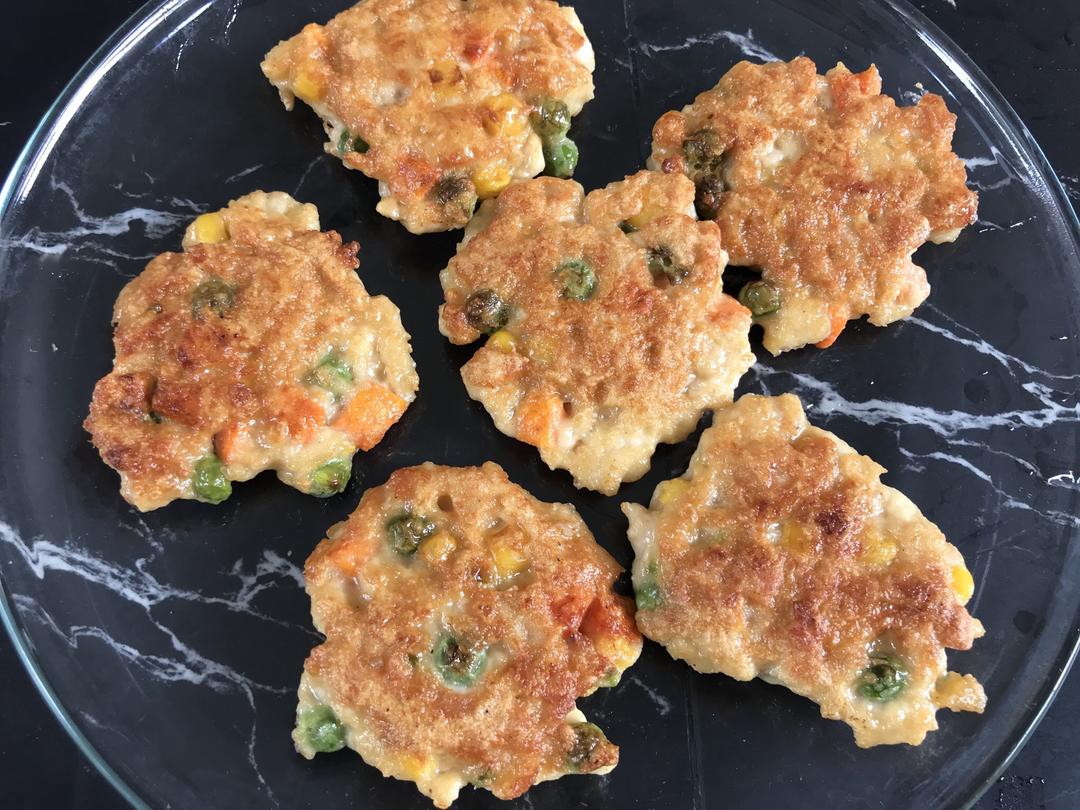 青豆胡萝卜玉米粒鸡胸肉饼