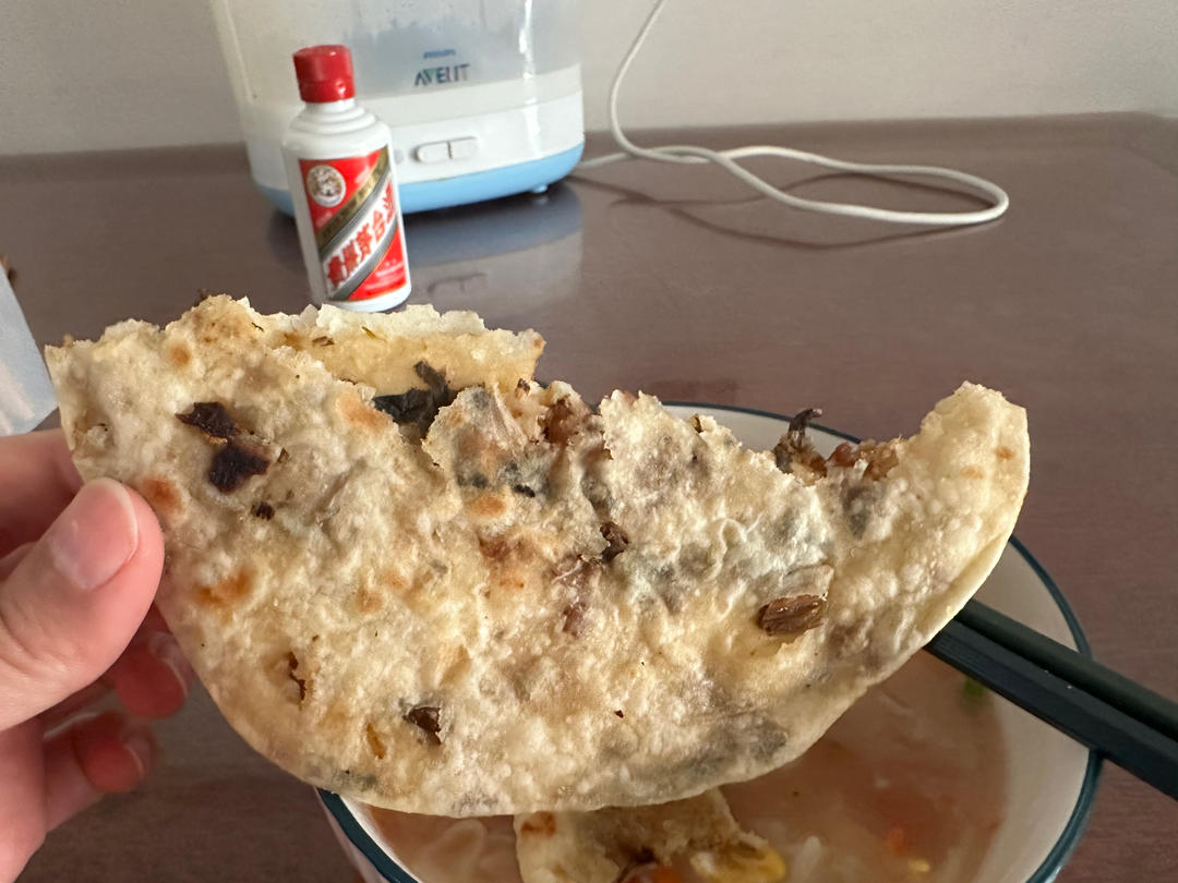 酥掉渣的霉干菜烧饼