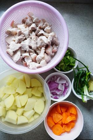 胡萝卜土豆炖肉的做法 步骤1