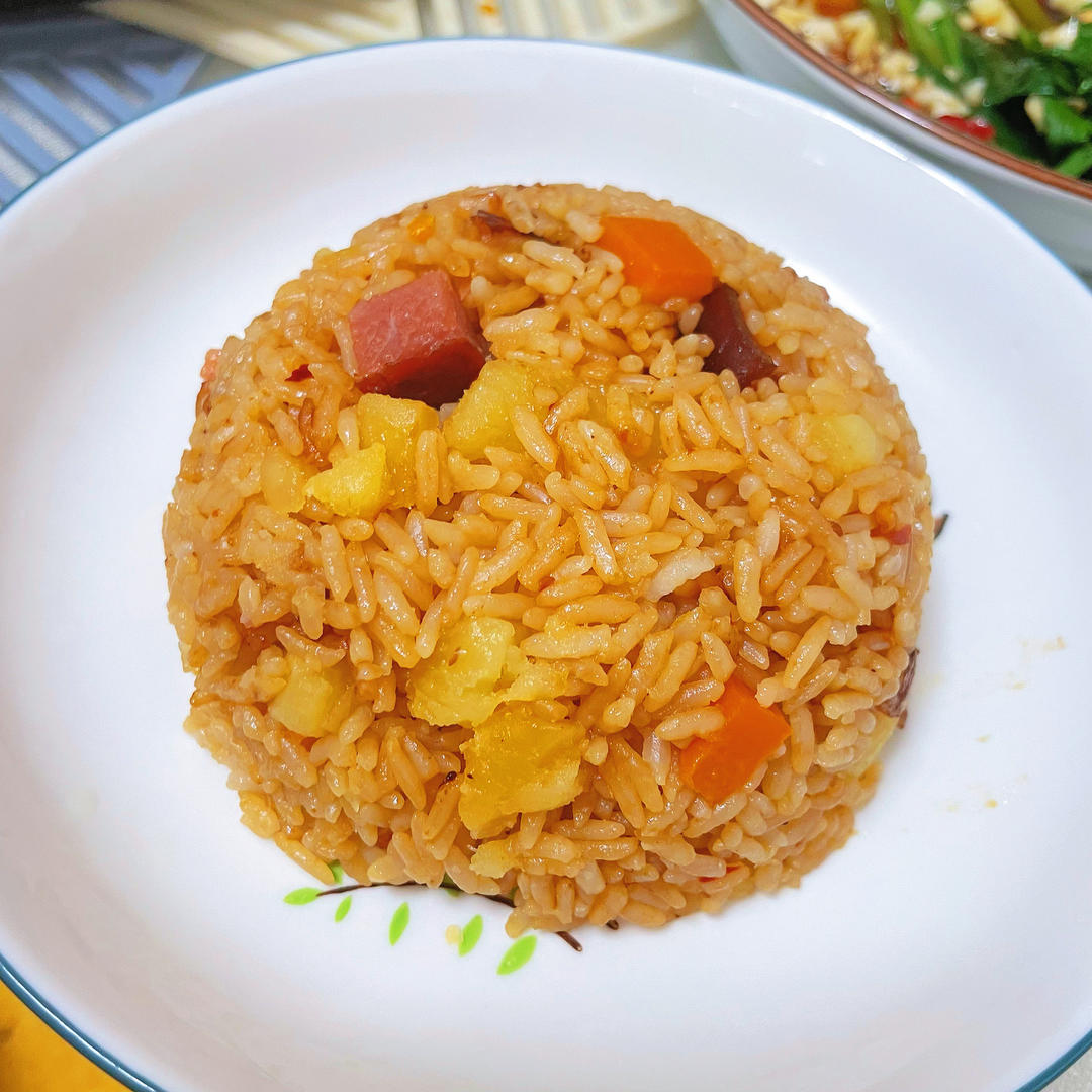 懒人版❗电饭煲土豆腊肠焖饭，好吃到舔盘～