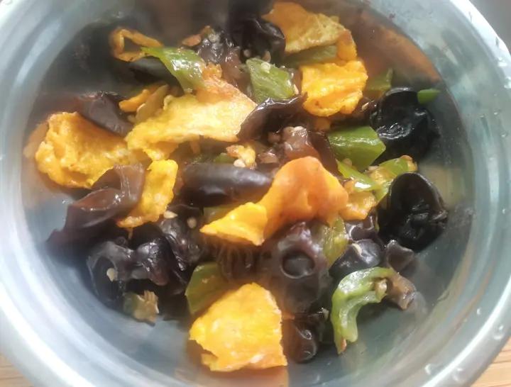 黑木耳青椒炒鸡蛋（营养又下饭）