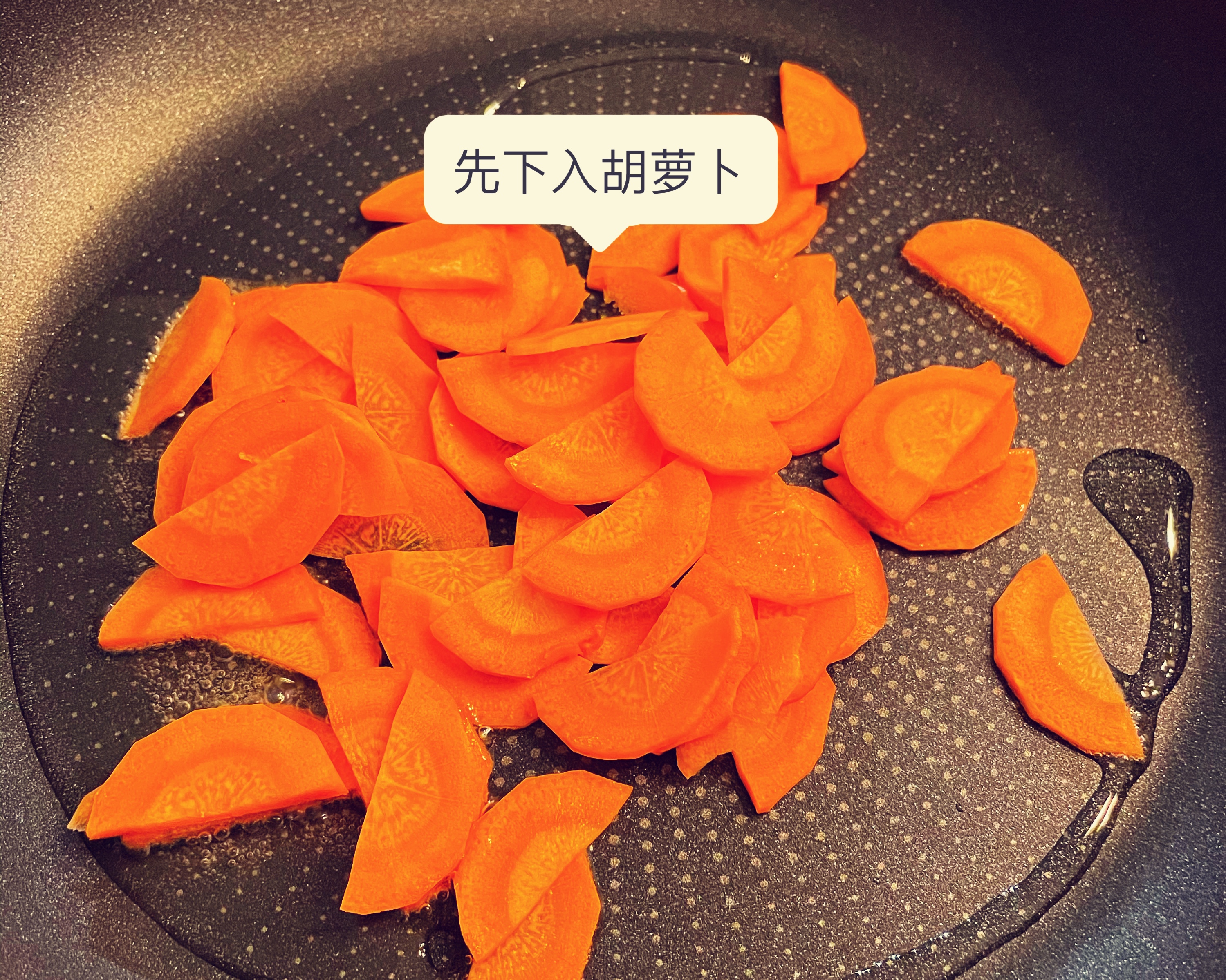 大人小孩都爱吃的韩国小菜——蔬菜炒香肠的做法 步骤4