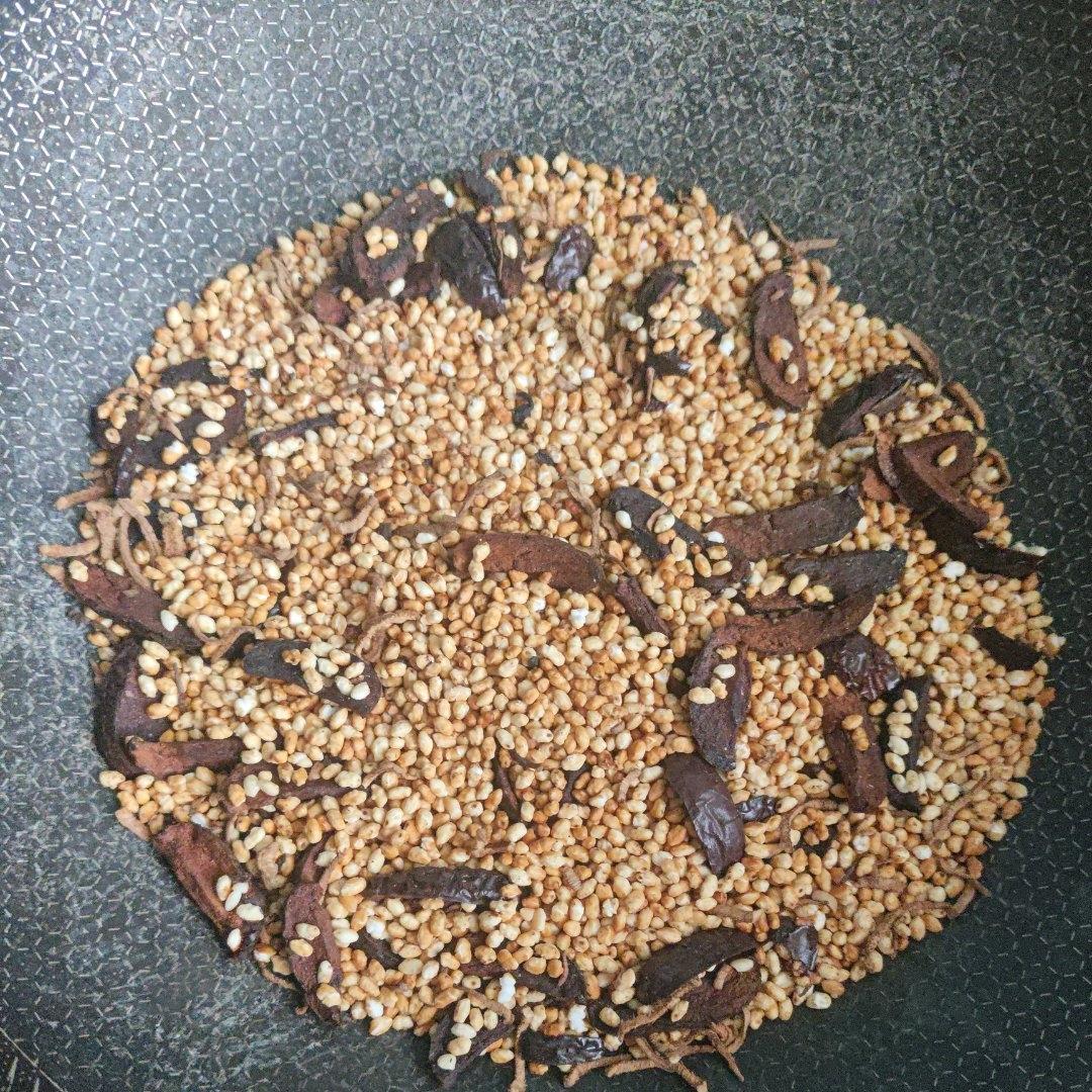 瘦小腹的红枣姜米茶