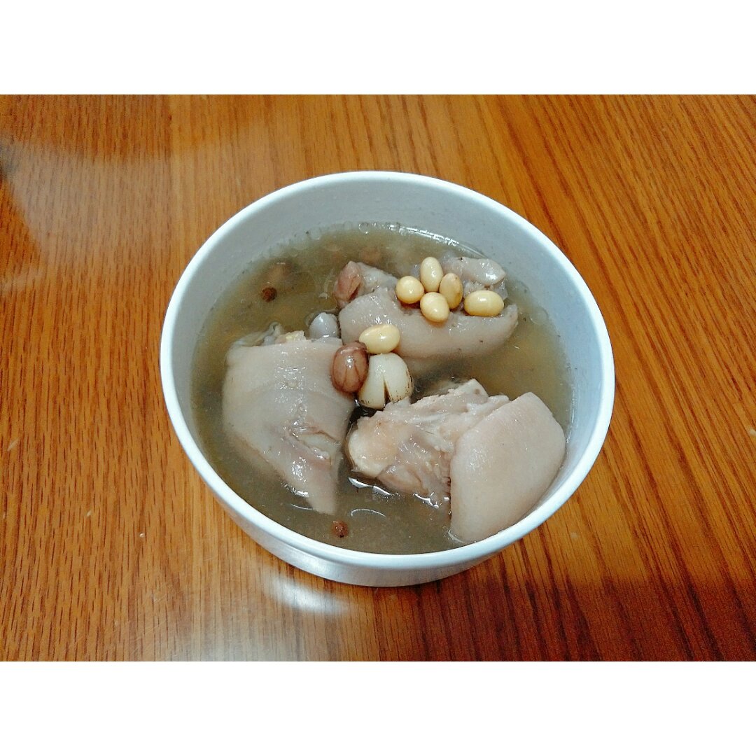黄豆花生猪脚汤