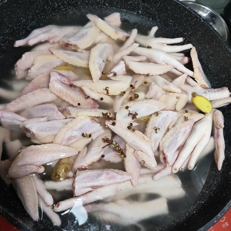 卤鸡爪(鸡翅尖，鹌鹑蛋)的做法 步骤1