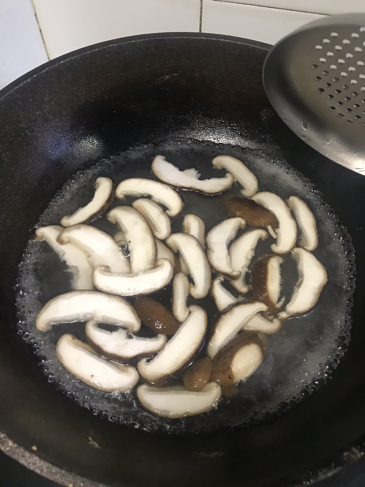 香菇香肠炒油菜的做法 步骤3