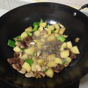 酸菜炖土豆的做法 步骤2