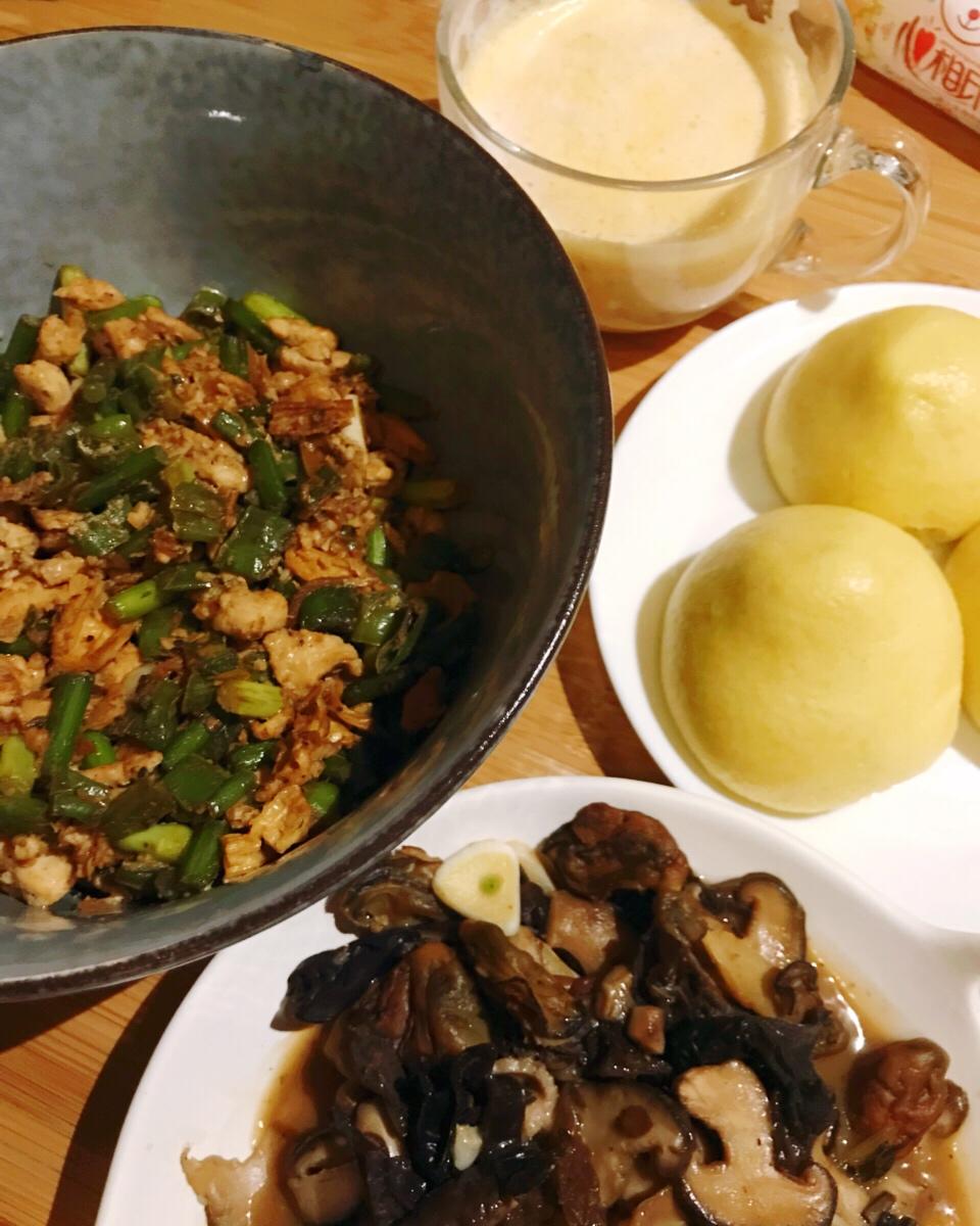蒜苔鸡丁