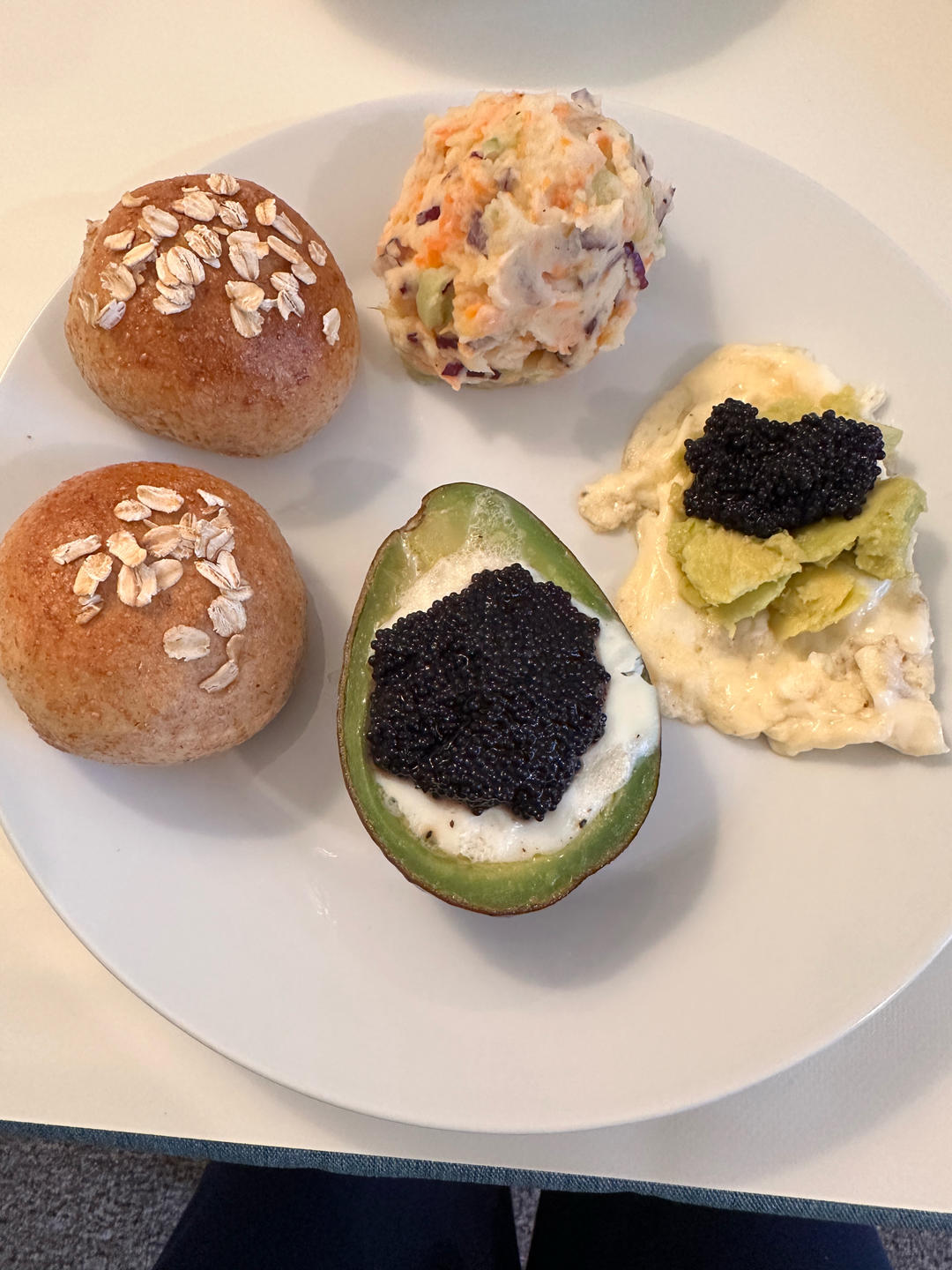 鱼子酱牛油果煎鸡蛋