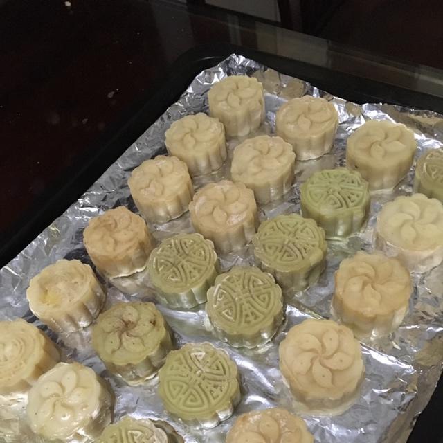 绿豆沙蛋黄冰皮月饼