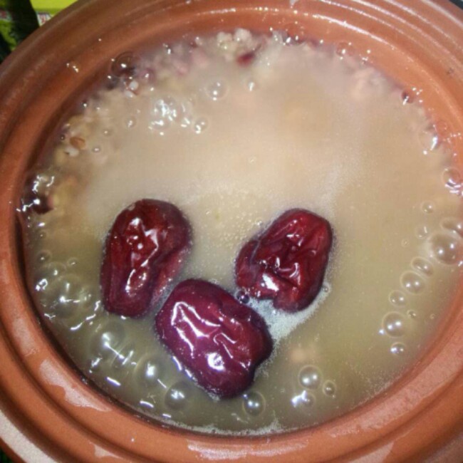 冬日温暖：红豆红枣花生粥